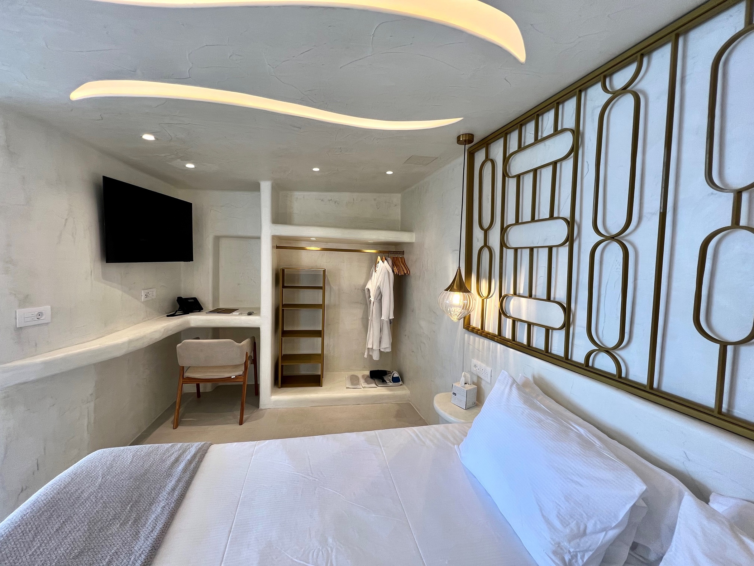 Athina Luxury Suites hotel comes up with 6 brand new honeymoon suites.