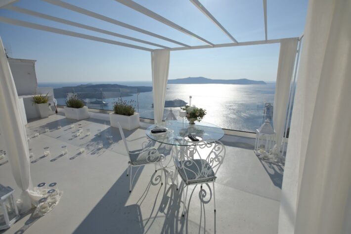 Santorini’s Grand Rebound 2025