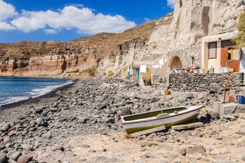 beaches2 - Who Said Santorini Doesn’t Have Nice Beaches? The island has 7 Blue Flags!