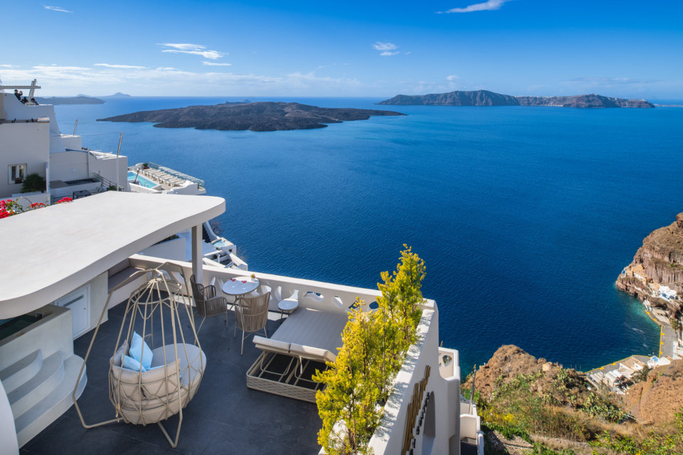 How to Plan the Perfect Honeymoon in Santorini: A Luxury Insider Guide