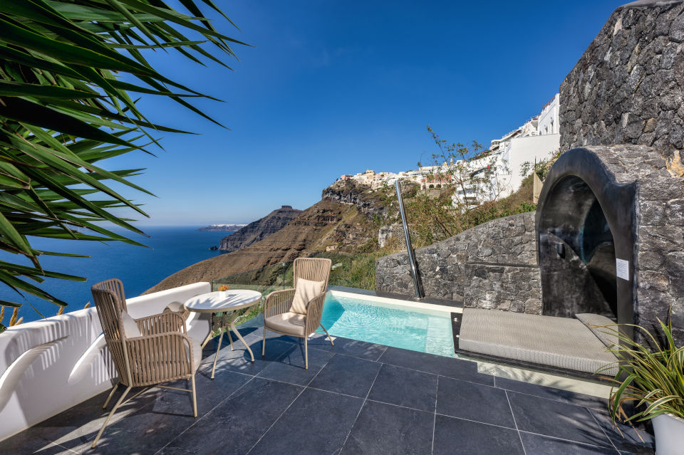 How to Plan the Perfect Honeymoon in Santorini: A Luxury Insider Guide