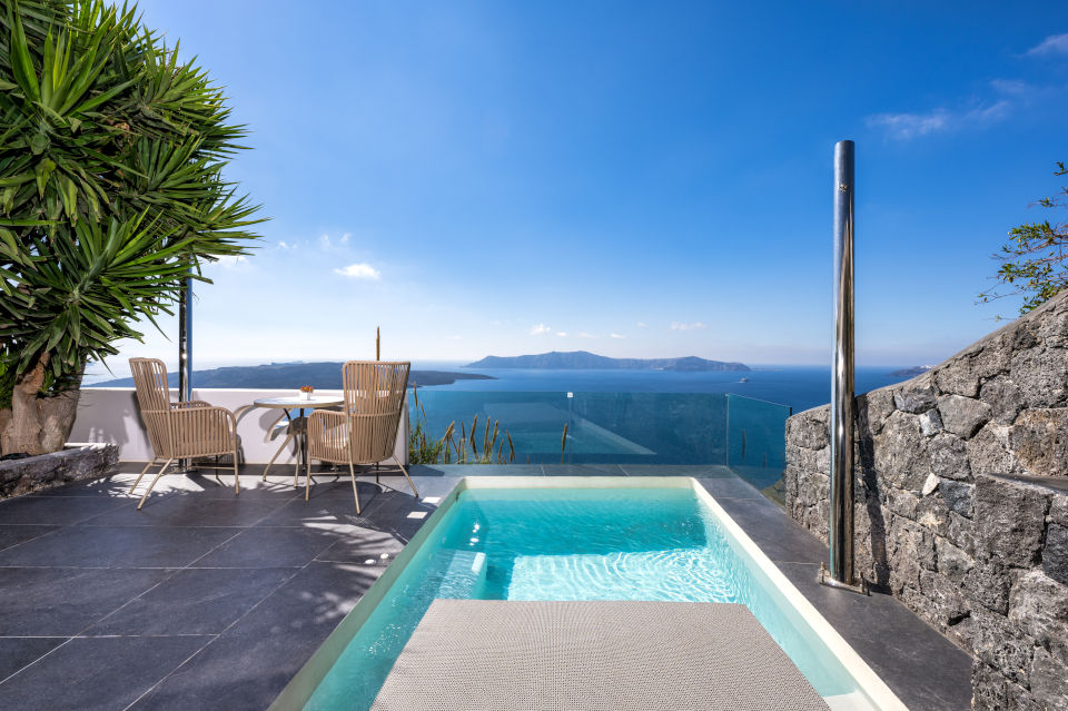 How to Plan the Perfect Honeymoon in Santorini: A Luxury Insider Guide